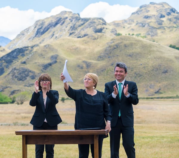 Michelle Bachelet sosteniendo el acuerdo para crear la Ruta de los Parque de la Patagonia