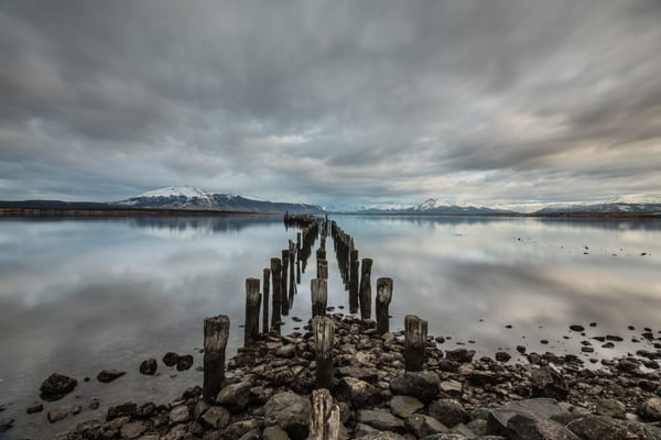 Reflejos y montañas nevadas