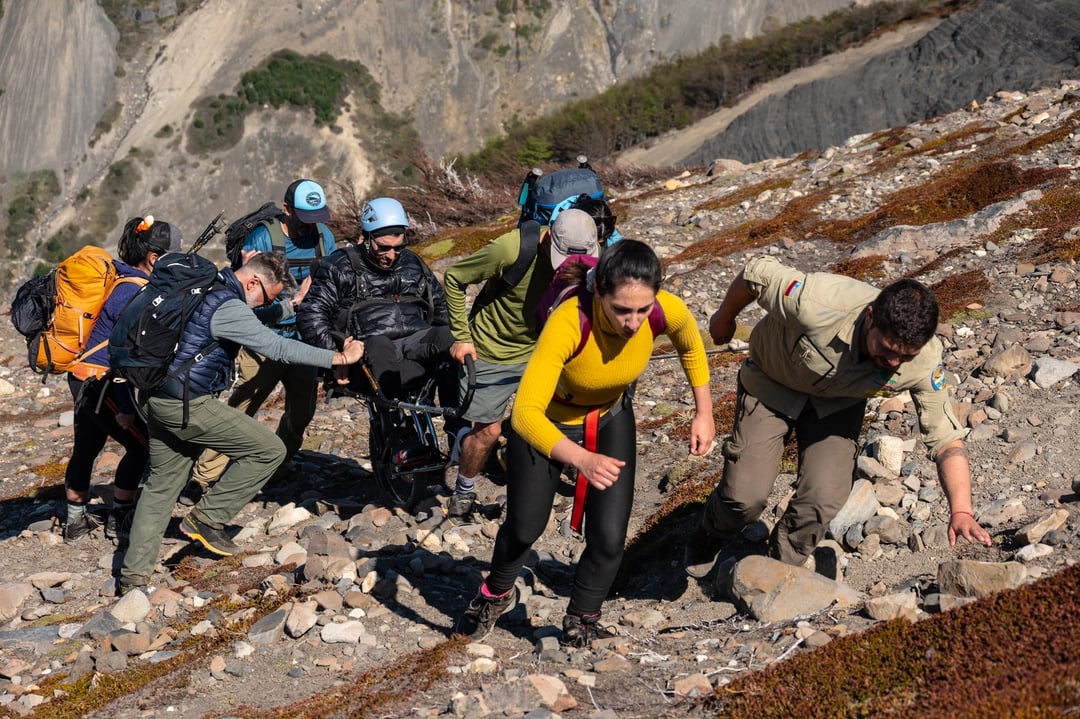 Haciendo cumbre al cerro paine con silla de ruedas