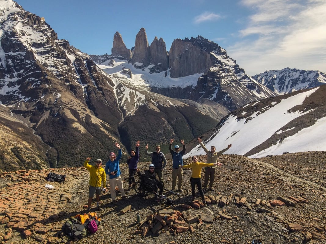 Cumbre del cerro paine con silla de ruedas